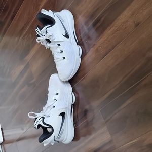 Men's Nike LeBron Witness V EP Basketball shoes size 8.5